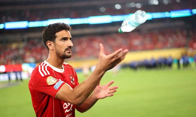 CĐV xem World Cup bị cấm bình nước