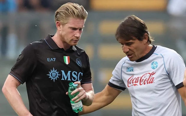 De Bruyne lên tiếng về việc Conte rời Napoli. De Bruyne lên tiếng về việc Conte rời Napoli.