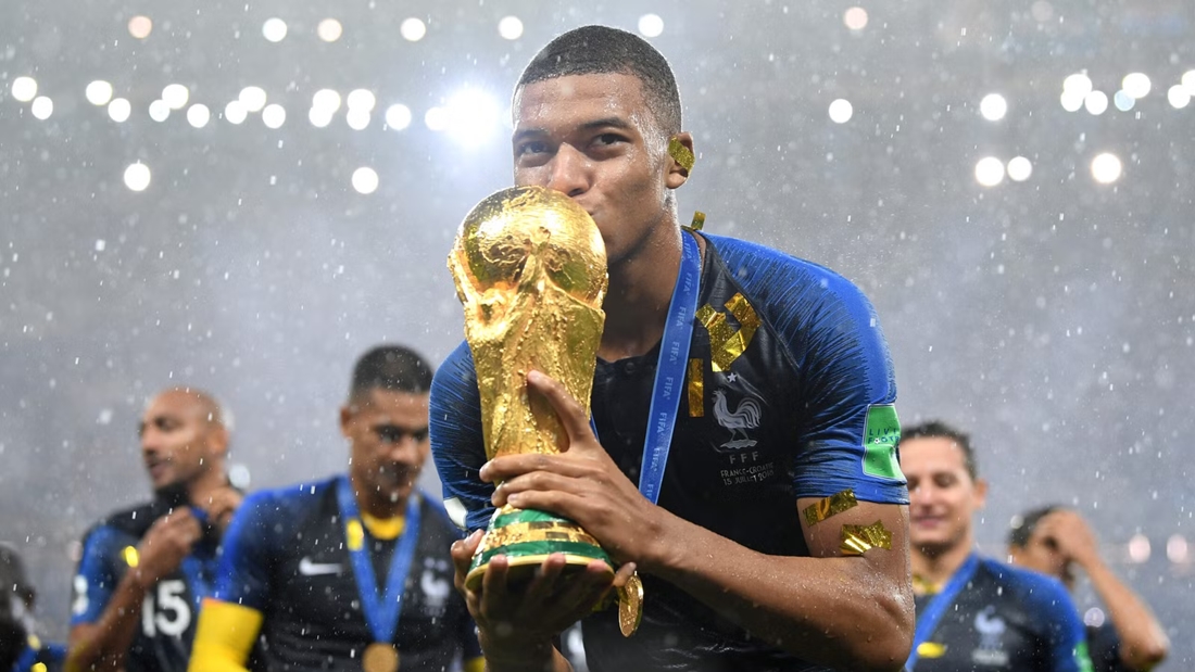 Kylian Mbappe vô địch World Cup năm 19 tuổi. Kylian Mbappe vô địch World Cup năm 19 tuổi.