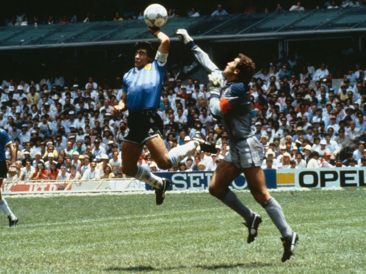 Diego Maradona và khoảnh khắc Bàn tay của Chúa đầy tai tiếng. Diego Maradona và khoảnh khắc Bàn tay của Chúa đầy tai tiếng.