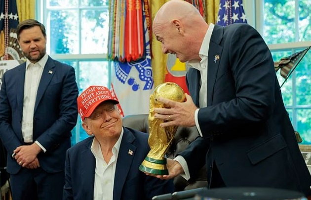 Chủ tịch FIFA Gianni Infantino đứng trước rất nhiều sức ép. Chủ tịch FIFA Gianni Infantino đứng trước rất nhiều sức ép.