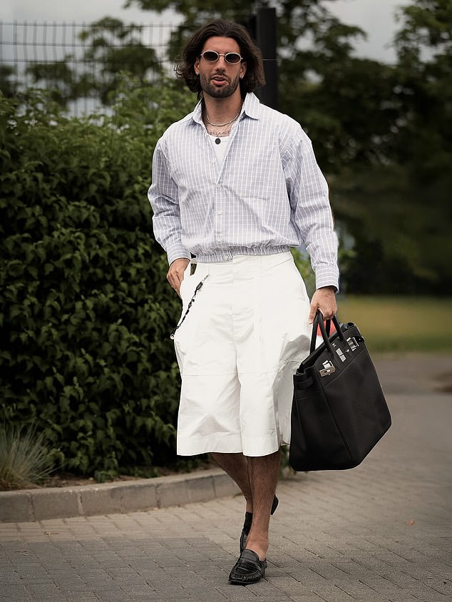 Dominik Szoboszlai cùng túi Hermes Birkin màu đen Đội trưởng Hungary Dominik Szoboszlai với túi Hermes Birkin