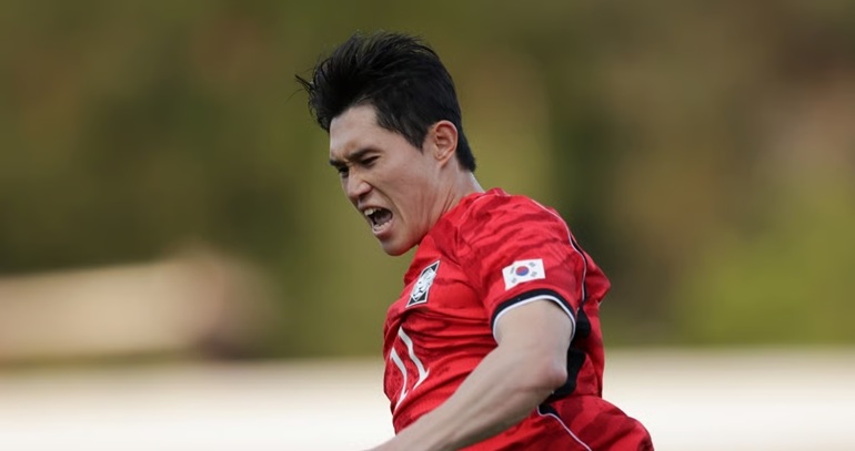 Dong-gyeong ăn mừng sau bàn thắng duy nhất của trận đấu. Lee Dong-gyeong ăn mừng bàn thắng