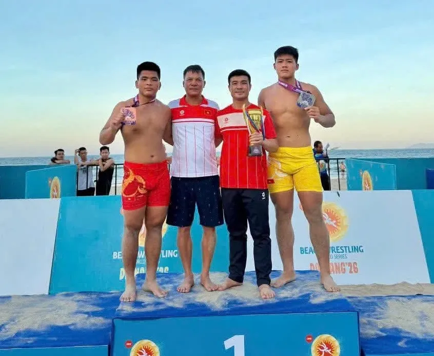 Tuyển thủ Việt Nam thi đấu xuất sắc tại giải vật bãi biển U17 châu Á 2026 Các tuyển thủ Việt Nam tranh tài nội dung vật bãi biển