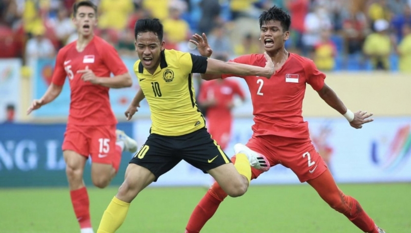 Đại thắng ngày ra quân, tuyển Malaysia đe dọa tấm vé bán kết của Việt Nam - Ảnh 1. U19 Malaysia (áo vàng) giành trọn 3 điểm trước U19 Singapore