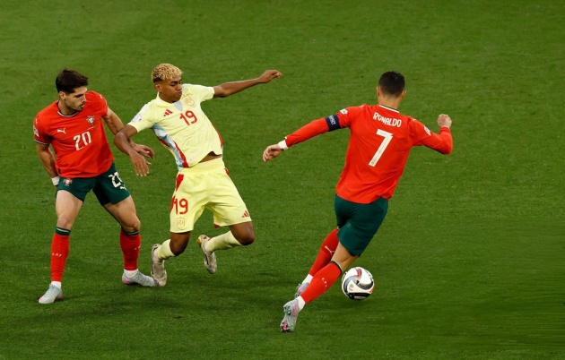 Một khoảnh khắc Ronaldo cướp bóng từ chân Yamal. Ronaldo tranh bóng với Yamal