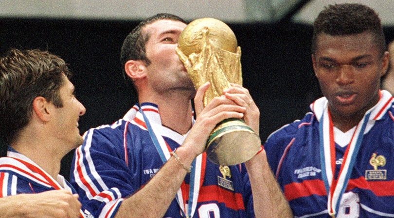Zinedine Zidane góp công lớn trong chức vô địch World Cup 1998 của tuyển Pháp. Zinedine Zidane góp công lớn trong chức vô địch World Cup 1998 của tuyển Pháp.