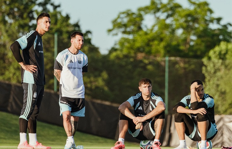 Messi cùng các thủ môn trong buổi tập đầu tiên của Argentina