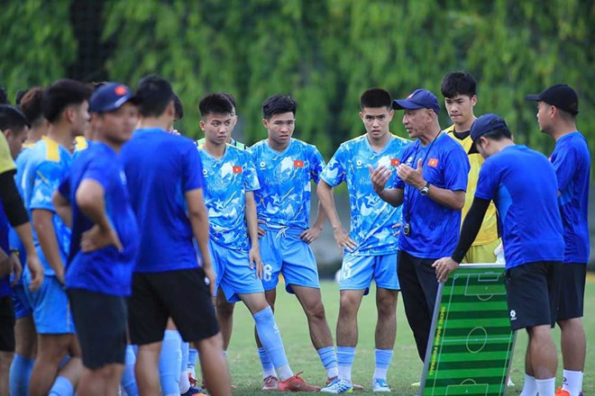 Trang 163 cho rằng U19 Việt Nam có thể trở thành đối thủ đáng gờm của U20 Trung Quốc Đội tuyển U19 Việt Nam trên sân