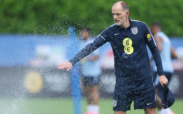 Tuchel sử dụng vòi phun nước để làm mát cơ thể tại trung tâm huấn luyện. HLV Tuchel làm mát cơ thể bằng vòi phun nước
