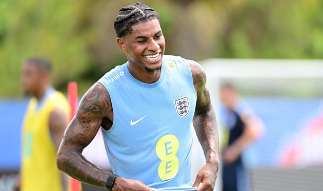 Rashford đeo vòng đeo tay Whoop trong buổi tập đầu tiên của đội tuyển Anh. Rashford sử dụng vòng đeo tay theo dõi sức khỏe Whoop