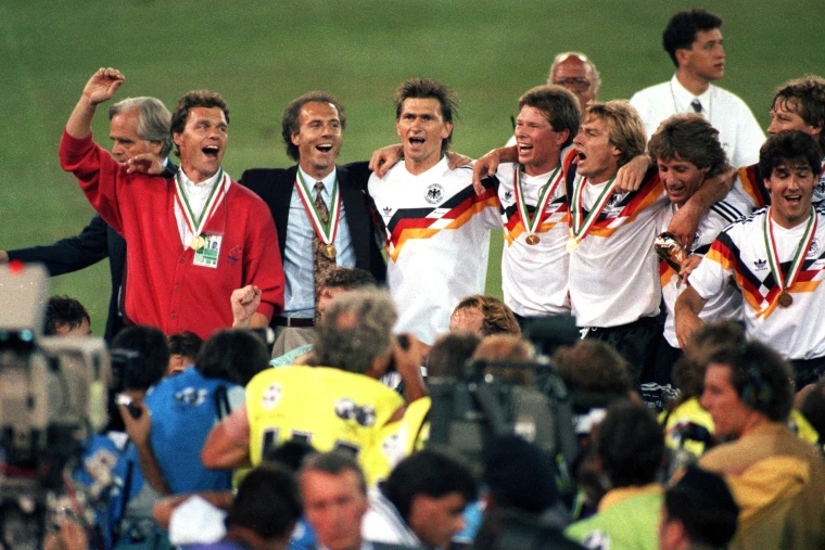 Franz Beckenbauer là một trong số ít người có thể vô địch World Cup cả với tư cách cầu thủ lẫn khi làm huấn luyện viên. Franz Beckenbauer là một trong số ít người có thể vô địch World Cup cả với tư cách cầu thủ lẫn khi làm huấn luyện viên.
