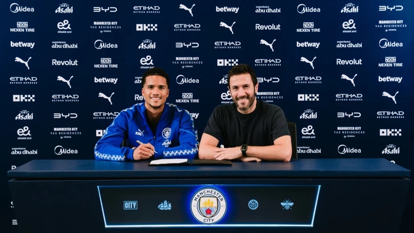 Divine Mukasa chính thức gia hạn với Man City. Divine Mukasa ký hợp đồng mới với Man City