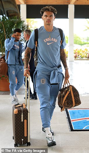 Nico O'Reilly sử dụng vali và túi Louis Vuitton Nico O'Reilly cùng vali và túi Louis Vuitton