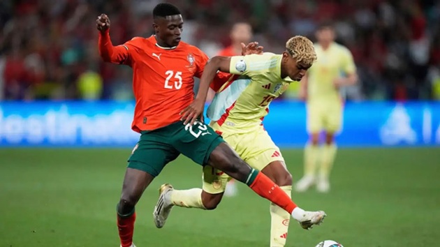 Mendes khóa chặt Yamal trong trận chung kết Nations League
