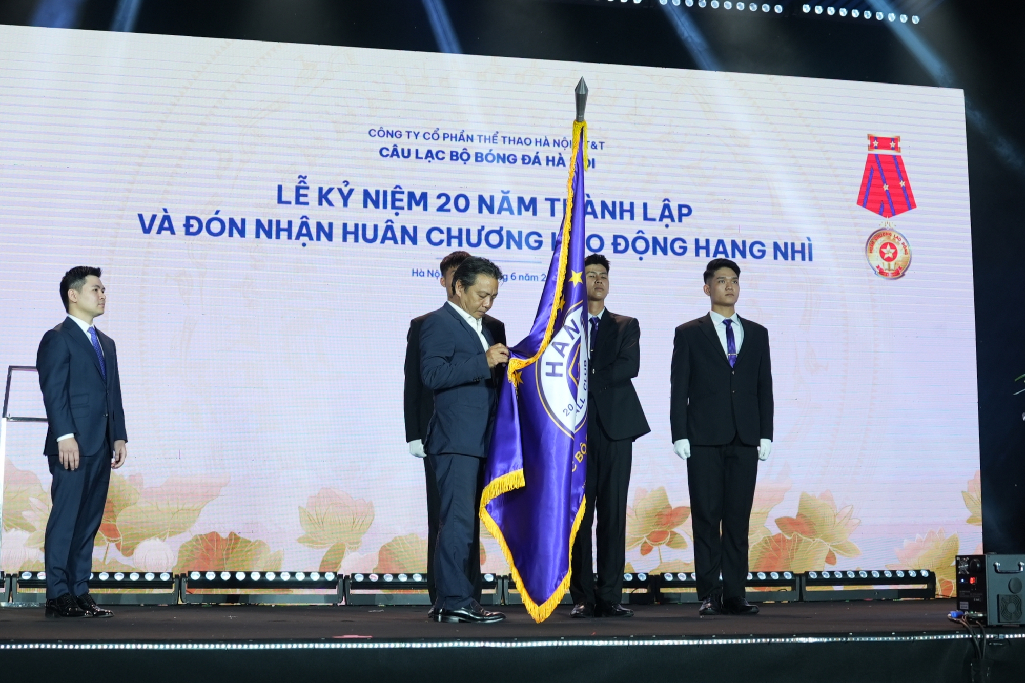 CLB Hà Nội nhận Huân chương Lao động hạng Nhì