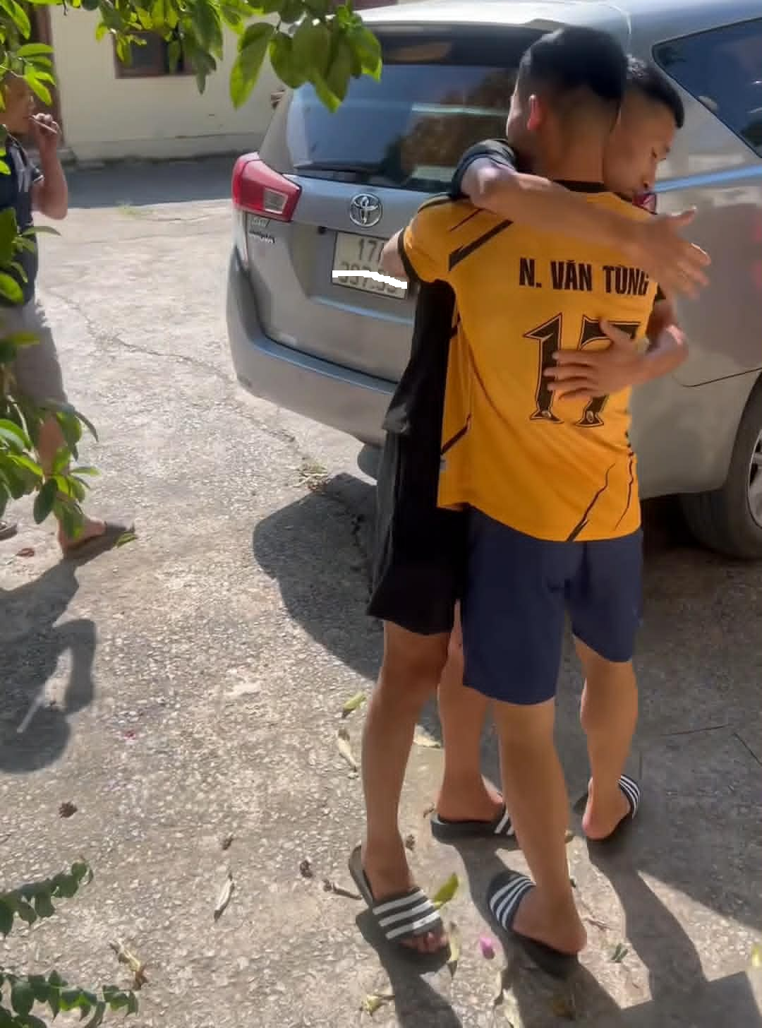 Doãn Ngọc Tân nghẹn ngào chia tay đồng đội tại CLB Thanh Hóa Doãn Ngọc Tân chia tay CLB Thanh Hóa