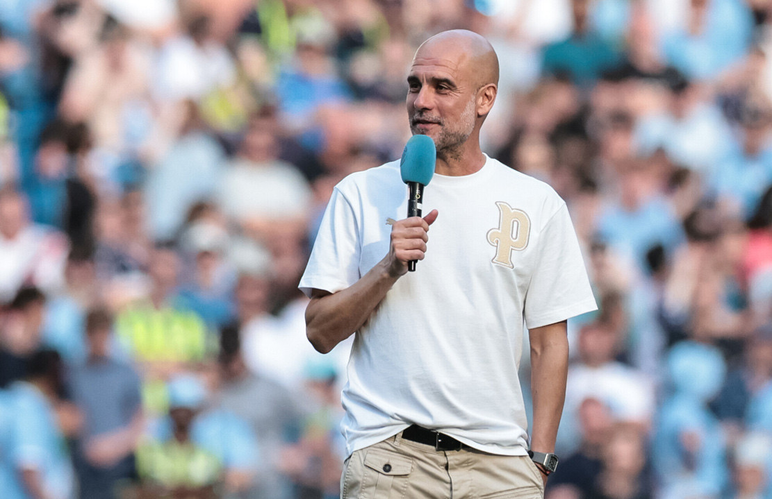 Pep Guardiola nói lời chia tay Man City Pep Guardiola phát biểu chia tay Man City trên sân Etihad
