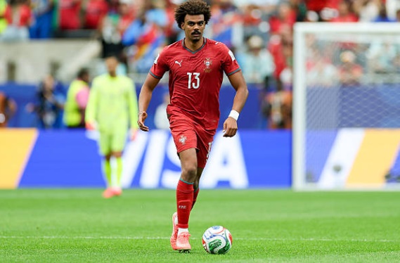 Renato Veiga chơi chững chạc ở hàng thủ Renato Veiga phòng ngự tốt