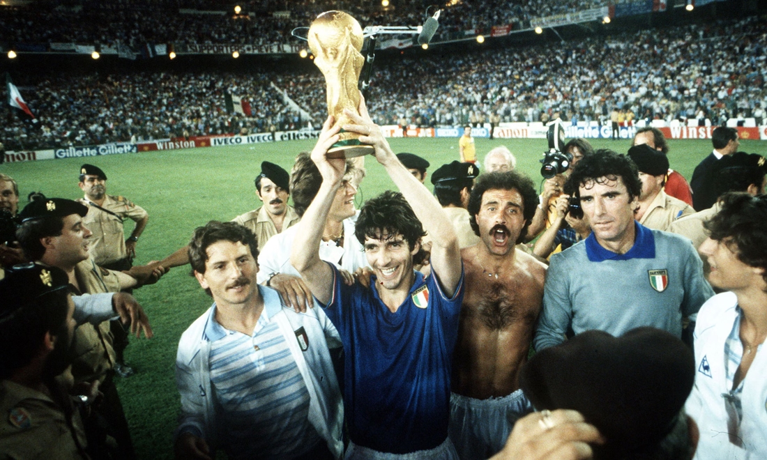 Paolo Rossi cùng danh hiệu World Cup 1982. Paolo Rossi cùng danh hiệu World Cup 1982.