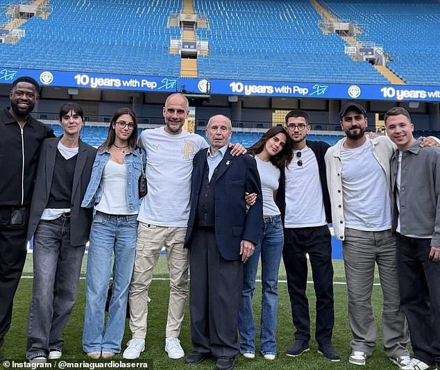 Cristina Serra chụp cùng Pep Guardiola và các thành viên trong gia đình Cristina Serra bên cạnh Pep Guardiola và các thành viên gia đình