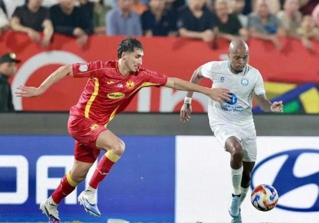 Mo Abualnadi (áo đỏ) có cơ hội cùng tuyển Jordan dự World Cup 2026. Mo Abualnadi áo đỏ thi đấu