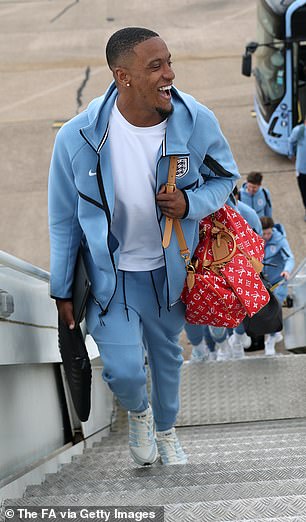 Ezri Konsa cùng túi Louis Vuitton đỏ nổi bật Ezri Konsa với chiếc Louis Vuitton màu đỏ nổi bật