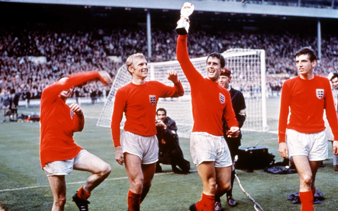 Sir Geoff Hurst giơ cao chiếc cup Jules Rimet. Sir Geoff Hurst giơ cao chiếc cup Jules Rimet.