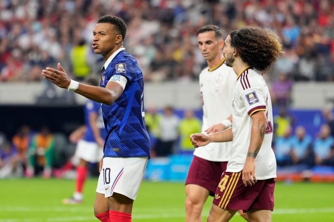 Mbappe bế tắc trước hàng thủ La Roja. Mbappe bị phong tỏa bởi hàng thủ Tây Ban Nha.