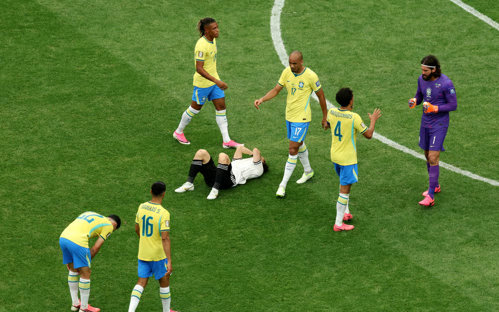 Samurai Xanh giăng bẫy phản công khiến Selecao nghẹt thở. Nhật Bản phòng ngự rất chặt khiến Brazil gặp nhiều khó khăn