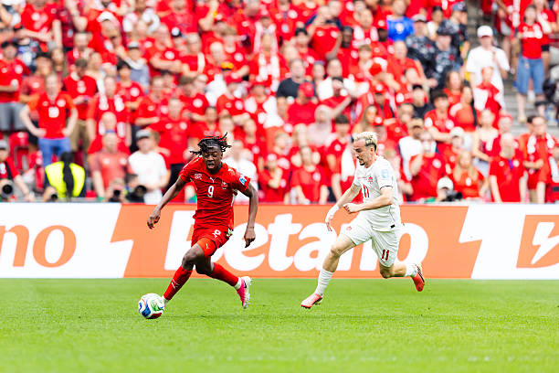 Johan Manzambi là hiện tượng thú vị của Thuỵ Sĩ Tiền vệ trẻ Johan Manzambi thi đấu tốt cho tuyển Thụy Sĩ