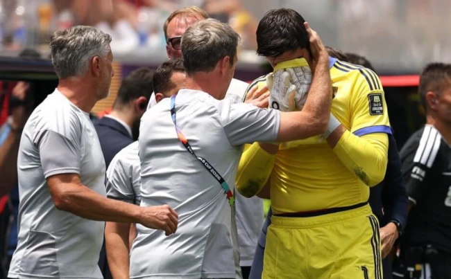 Bỉ tổn thất lớn khi Courtois rời sân vì chấn thương Thủ môn Courtois bị chấn thương trong trận đấu