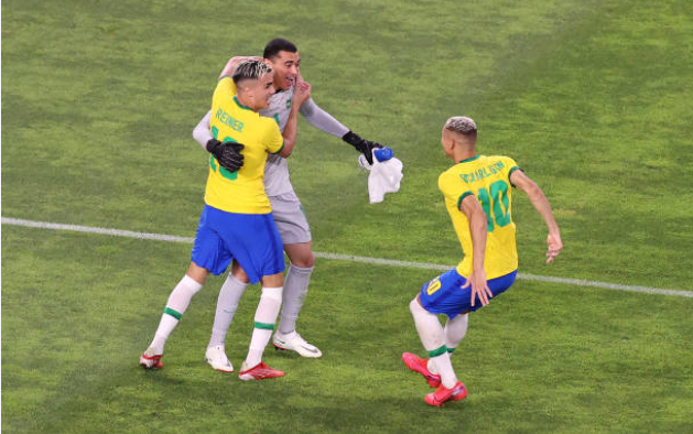 Brazil giành chiến thắng sau loạt đấu súng cân não. Brazil giành chiến thắng sau loạt đấu súng cân não.